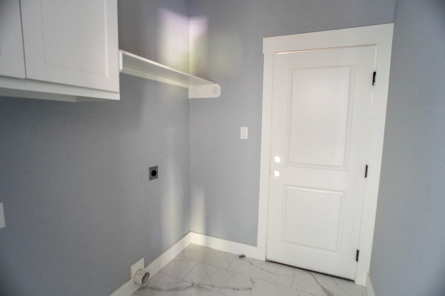 Spacious, unfurnished interior of a new home in , Navasota (Image 6).