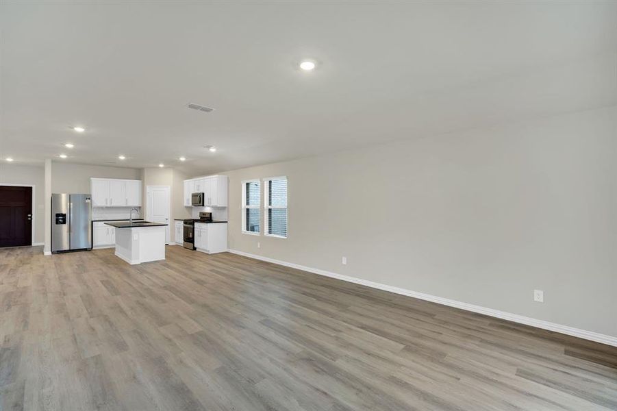 Spacious, unfurnished interior of a new home in Stonehaven, Seagoville (Image 15). Spacious, unfurnished interior of a new home in Stonehaven, Seagoville (Image 15).