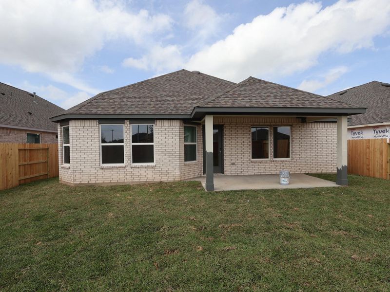 Exterior details and patio area of a home in Lago Mar, Santa Fe (Image 4).