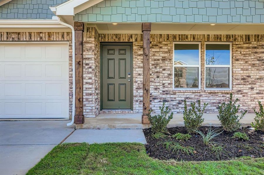 Exterior details and patio area of a home in Middlefield Village, Dallas (Image 16).