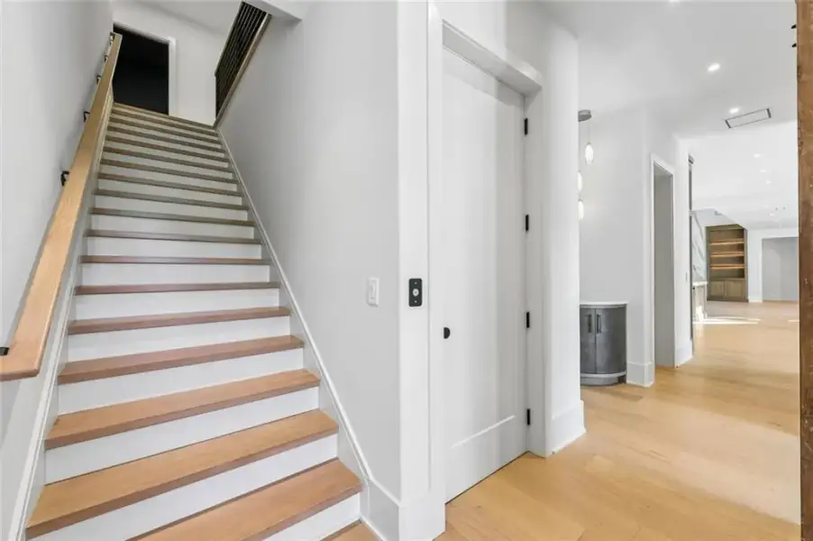 Spacious, unfurnished interior of a new home in , Alpharetta (Image 84).