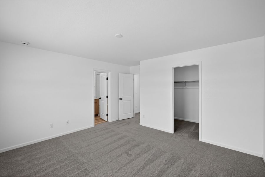 Spacious, unfurnished interior of a new home in Sky Ranch, Aurora (Image 11).