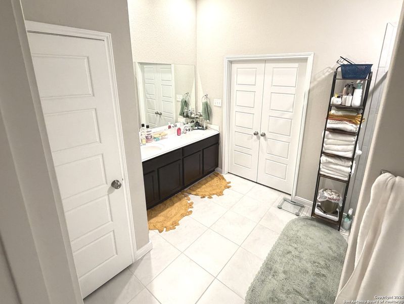 Furnished interior view inside a new home in Jordan's Ranch, San Antonio (Image 8).