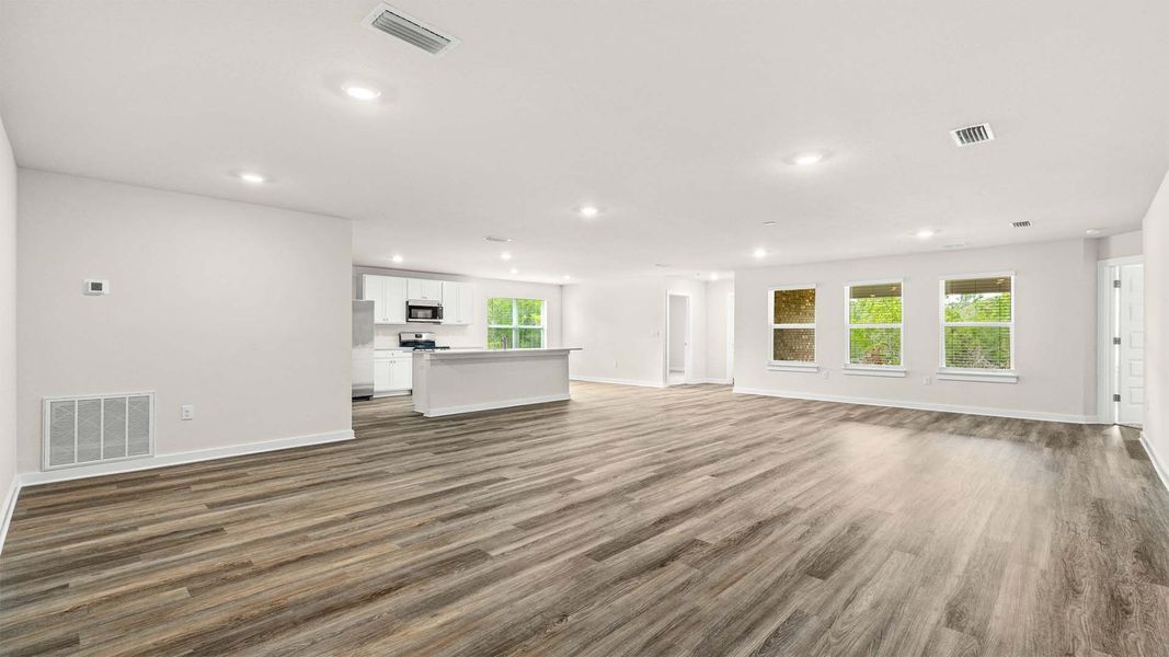 Spacious, unfurnished interior of a new home in Sunny Hills, Chipley (Image 17).