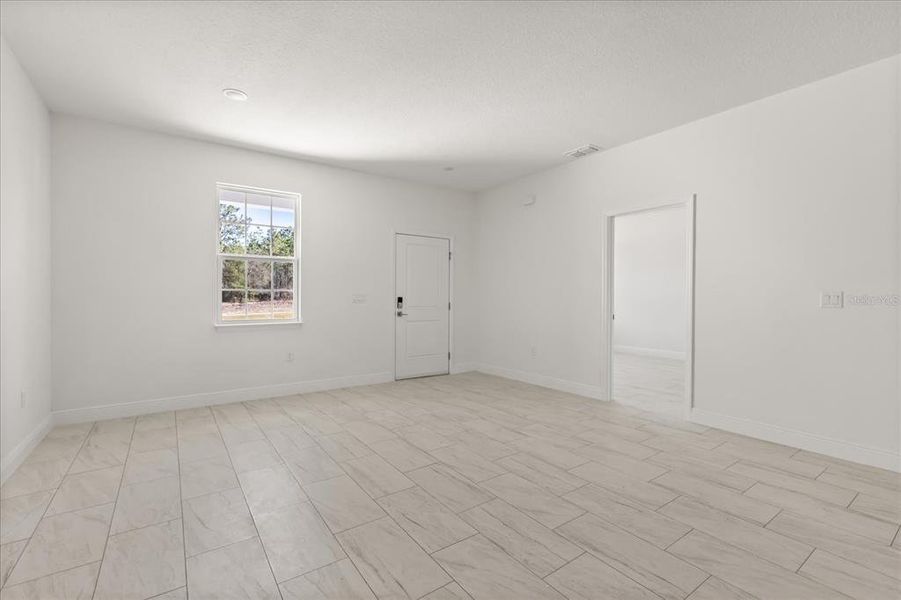 Spacious, unfurnished interior of a new home in , Citrus Springs (Image 25).