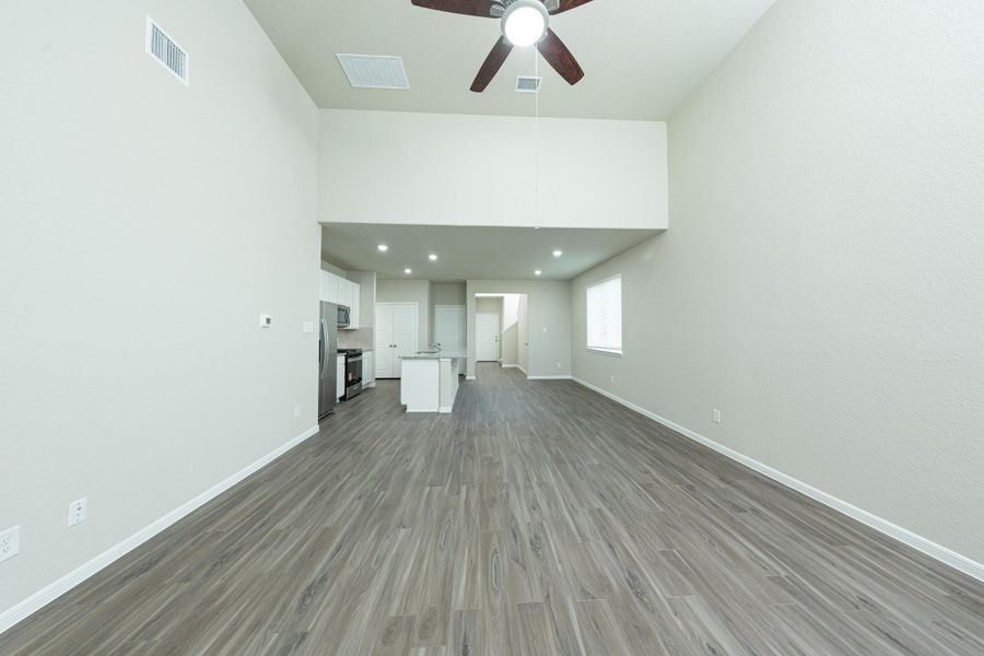 Spacious, unfurnished interior of a new home in Mackenzie Creek, Conroe (Image 16).
