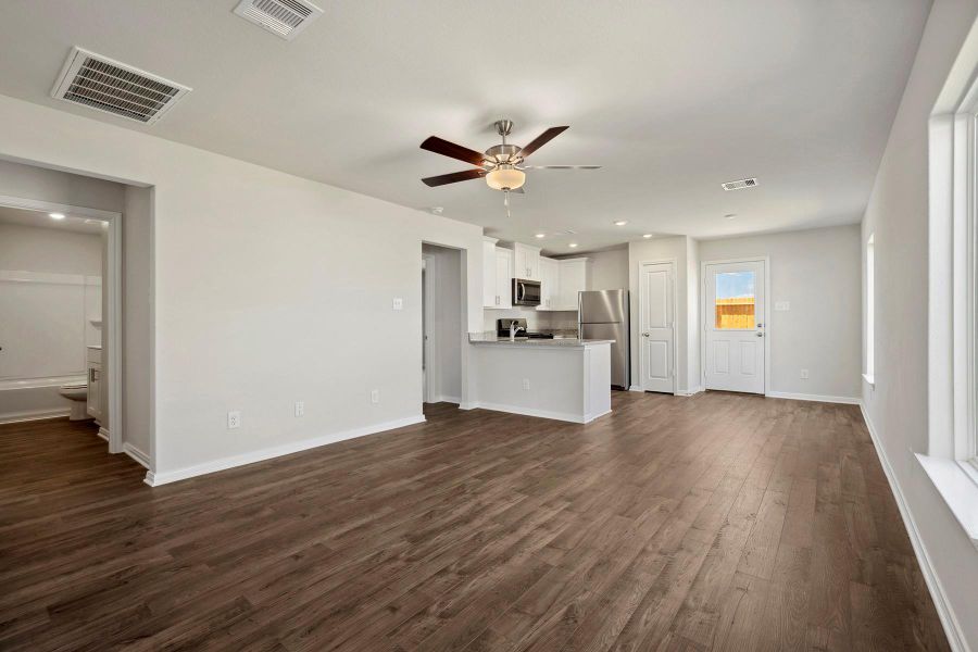 Spacious, unfurnished interior of a new home in Pinewood Trails, Cleveland (Image 17).