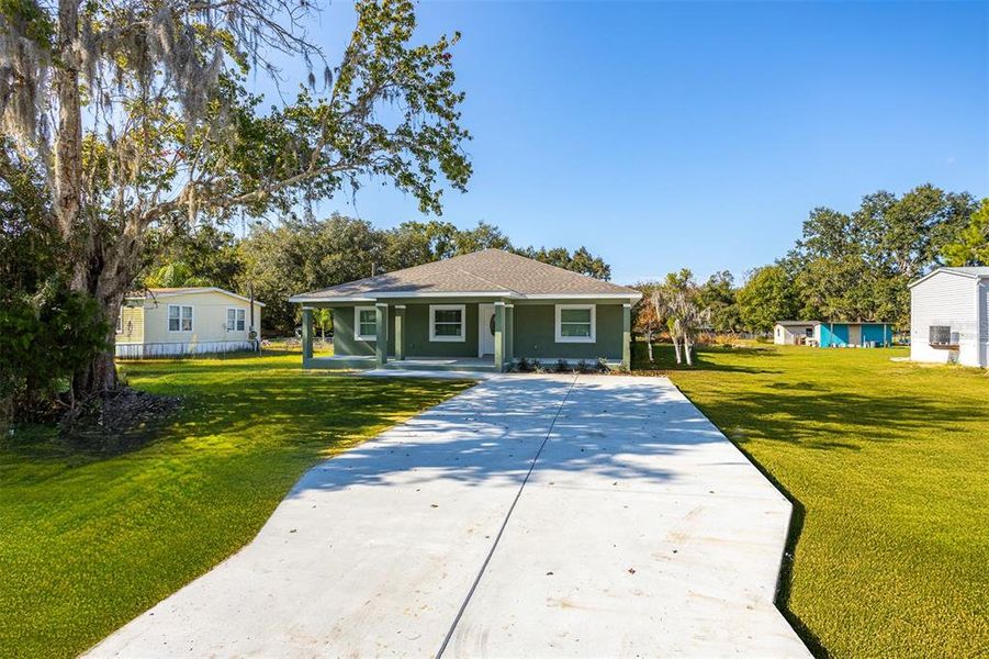 Exterior details and patio area of a home in , Wesley Chapel (Image 2).