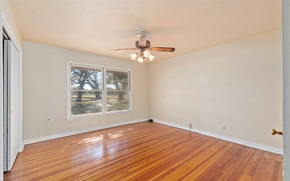 Unfurnished room featuring light wood finished floors and a ceiling fan