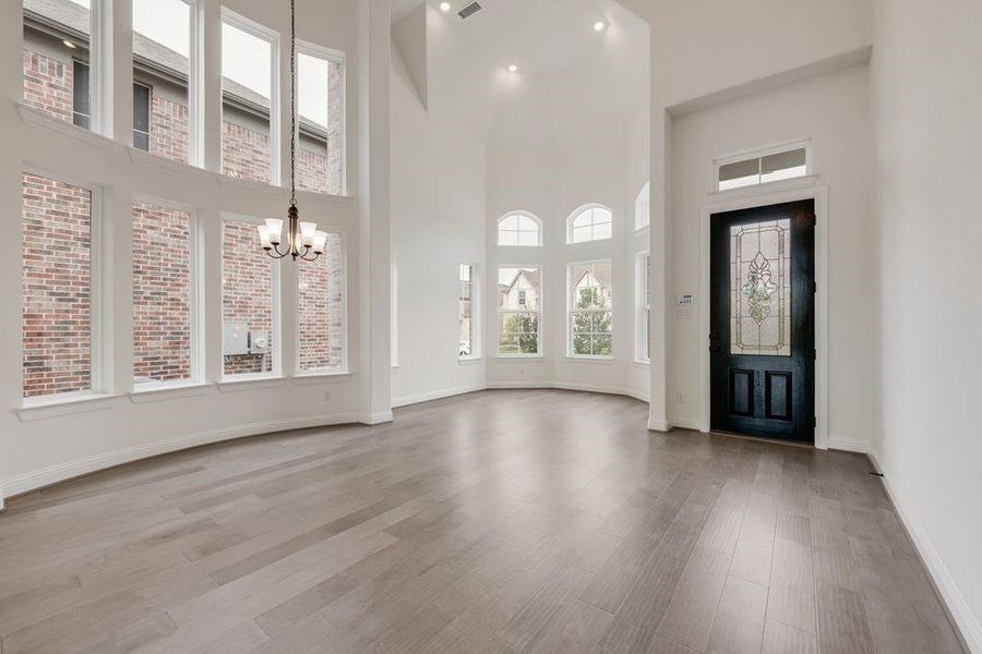 Spacious, unfurnished interior of a new home in Grand Braniff Park, Irving (Image 9).