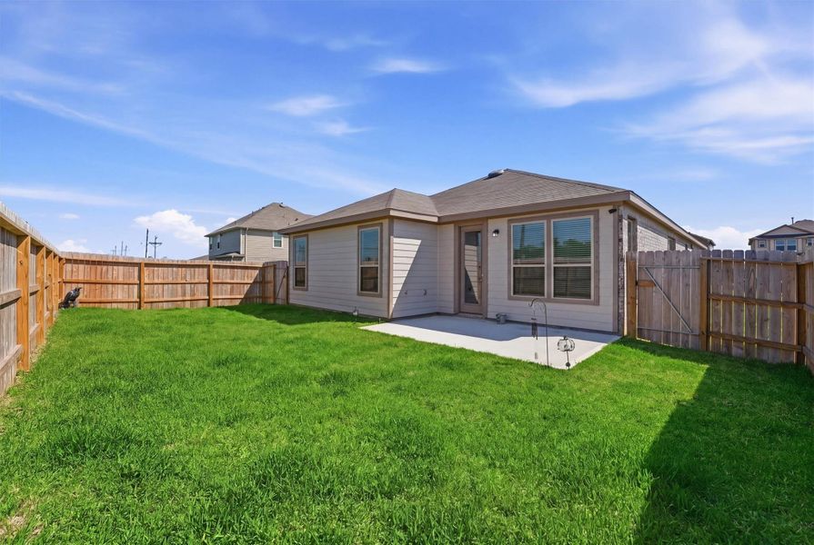 Exterior details and patio area of a home in Vida Costera, Texas City (Image 23).