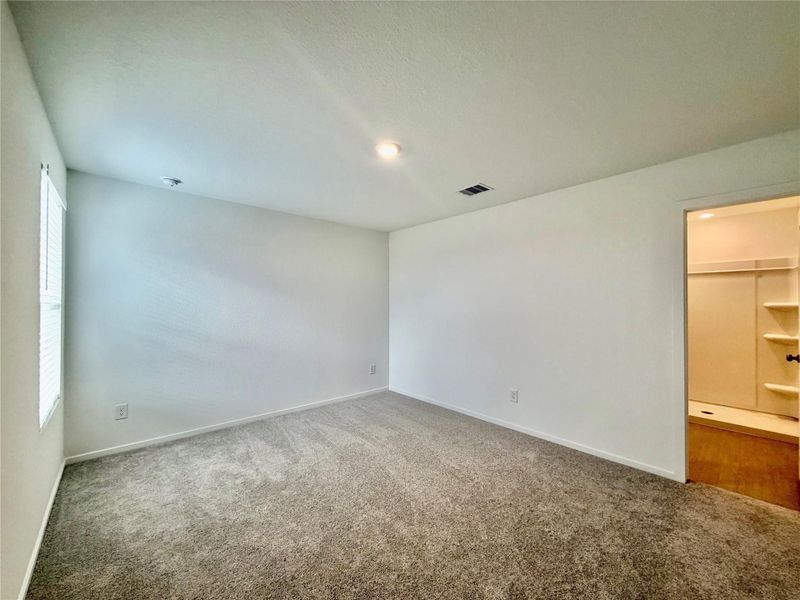 Spacious, unfurnished interior of a new home in Esperanza, Richmond (Image 15).