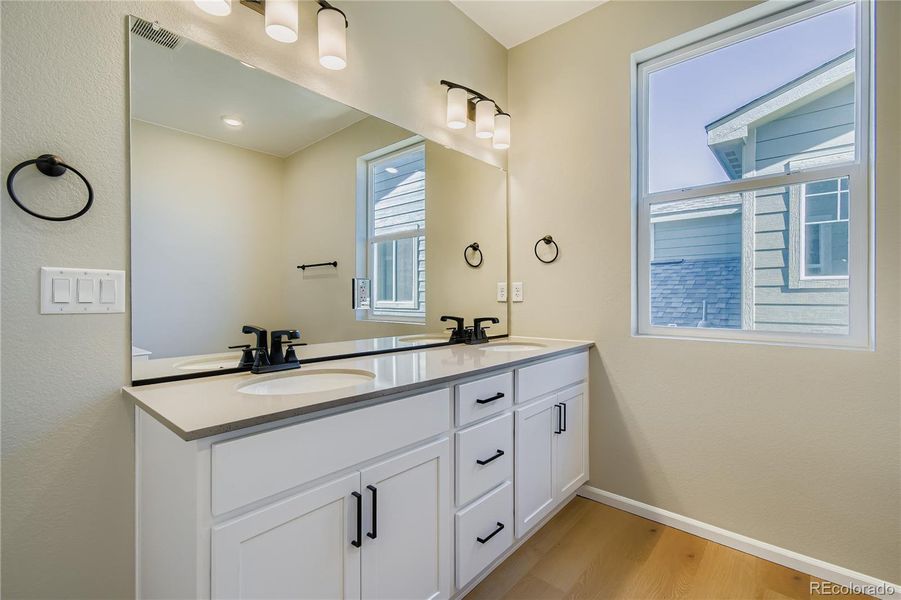 Primary bath w/dual vanity