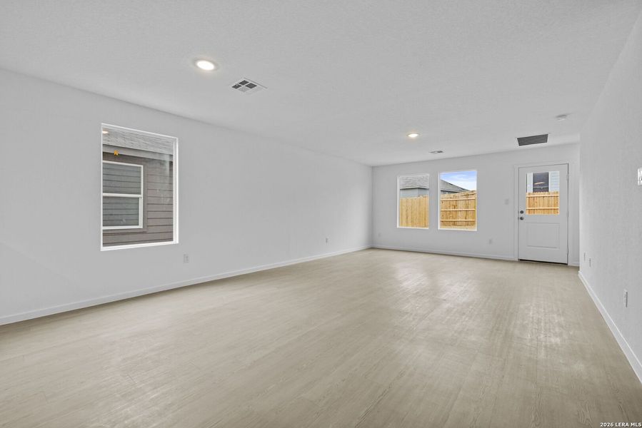 Spacious, unfurnished interior of a new home in Voss Farms, New Braunfels (Image 21).
