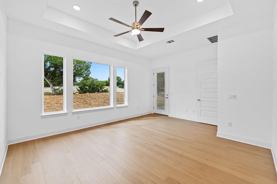 Spacious, unfurnished interior of a new home in The Hollows Canyon - 60', Lago Vista (Image 25).