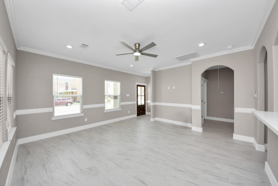 Spacious, unfurnished interior of a new home in , Baytown (Image 6).