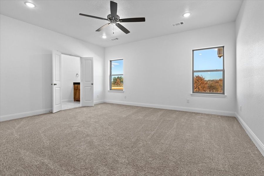 Spacious, unfurnished interior of a new home in Honeysuckle Ranch, Paradise (Image 21).