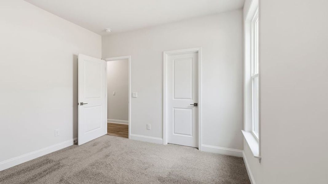 Spacious, unfurnished interior of a new home in Blue Ridge Trail, Fountain Inn (Image 27).