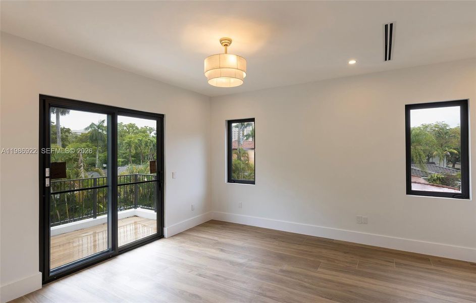 Spacious, unfurnished interior of a new home in , Coral Gables (Image 14).