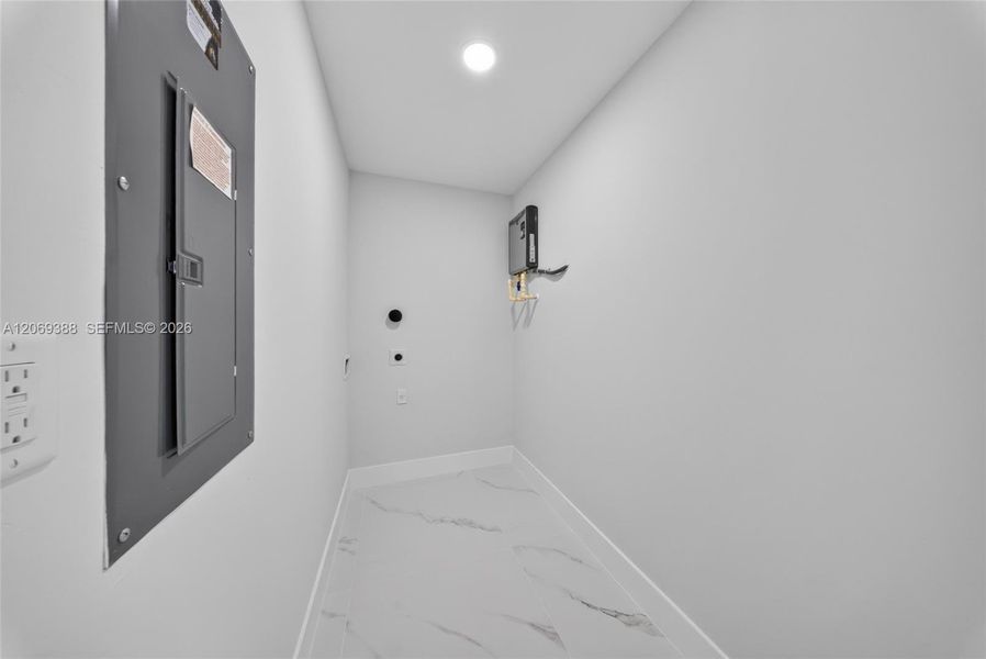 Spacious, unfurnished interior of a new home in , Lehigh Acres (Image 16).