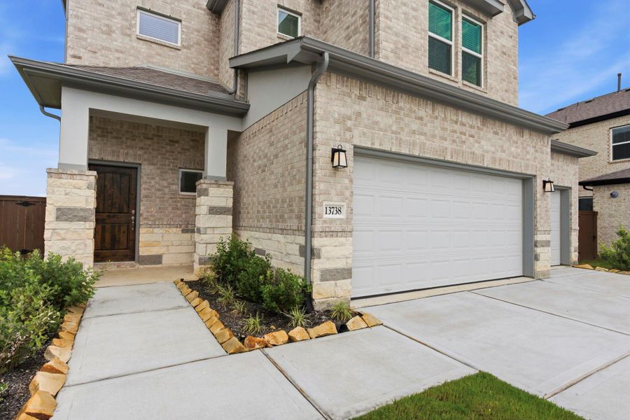 Exterior details and patio area of a home in , Iowa Colony (Image 4).