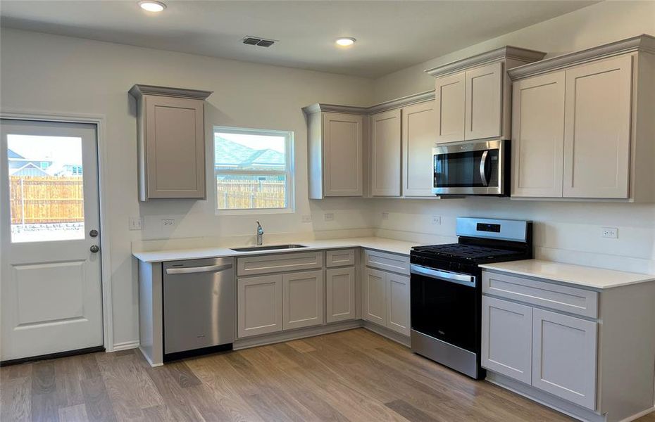 Spacious kitchen with acess to backyard.