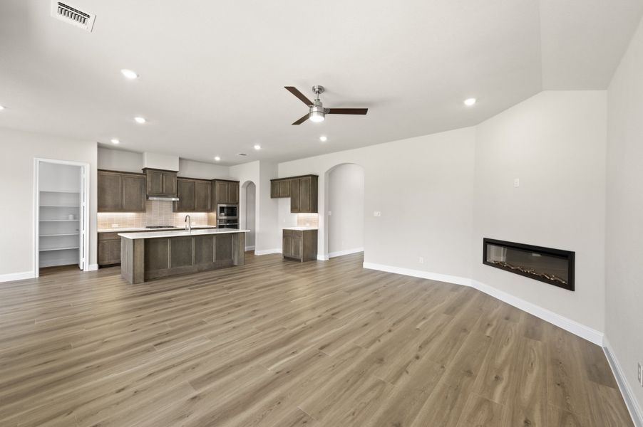 Spacious, unfurnished interior of a new home in Myrtle Creek, Waxahachie (Image 18).