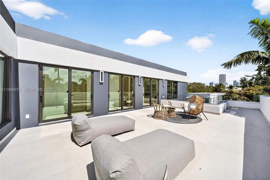 Exterior details and patio area of a home in , Miami (Image 25).