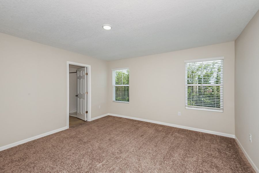 Spacious, unfurnished interior of a new home in Pasadena Ridge, Dade City (Image 16).