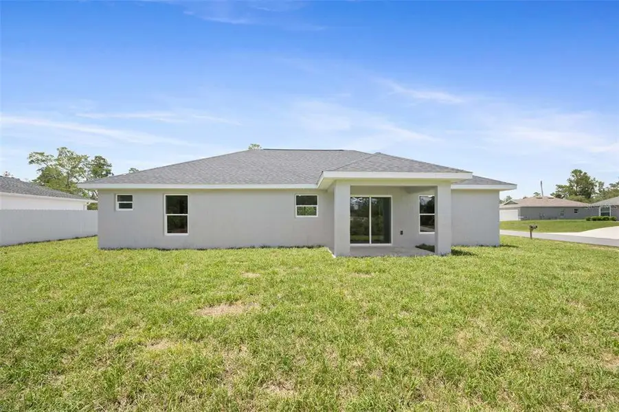 Exterior details and patio area of a home in , Dunnellon (Image 3).