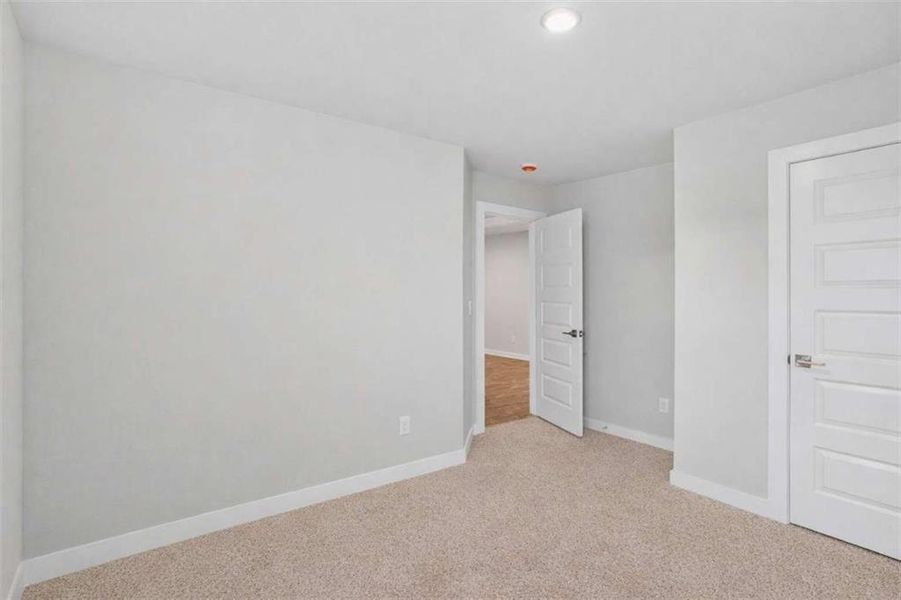 Spacious, unfurnished interior of a new home in The Fairways at Mirror Lake, Villa Rica (Image 21).