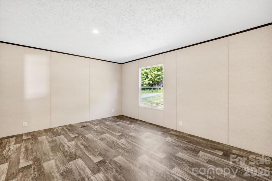Spacious, unfurnished interior of a new home in , Thurmond (Image 21).