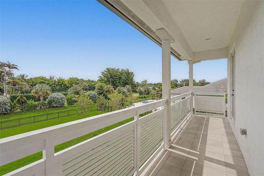 Exterior details and patio area of a home in , Davie (Image 4).