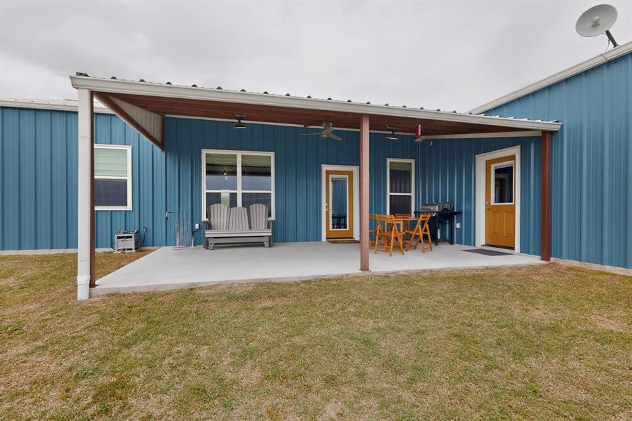 Exterior details and patio area of a home in , Whitewright (Image 4).