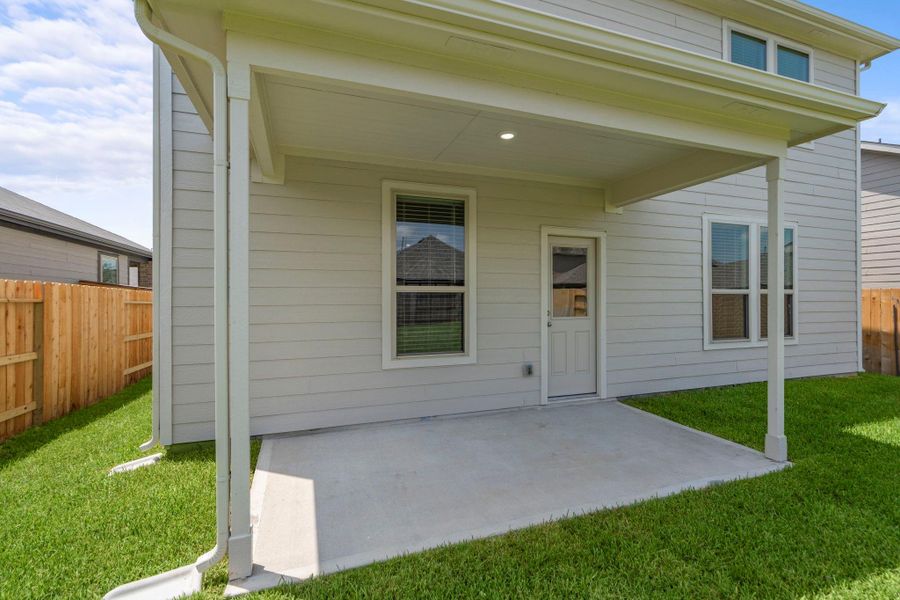 Exterior details and patio area of a home in Mavera, Conroe (Image 3).