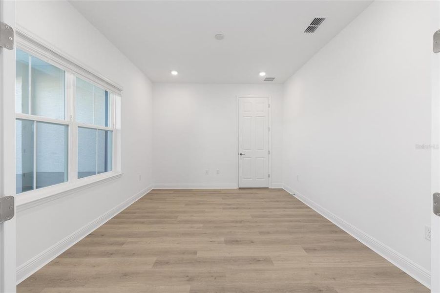 Spacious, unfurnished interior of a new home in , Ocala (Image 12).