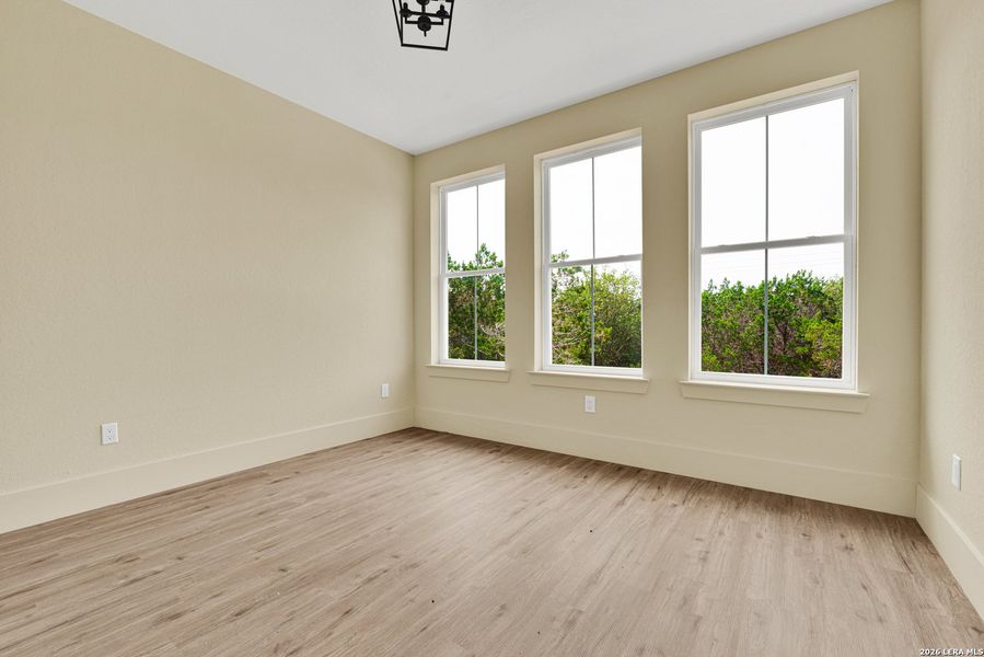 Spacious, unfurnished interior of a new home in , Bandera (Image 13).