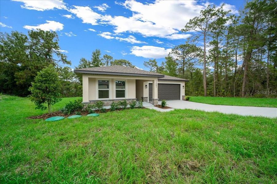 Exterior details and patio area of a home in , Weeki Wachee (Image 34).