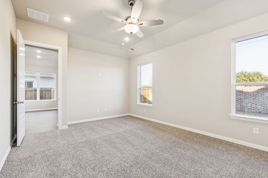 Spacious, unfurnished interior of a new home in Summer Crest, Fort Worth (Image 21).