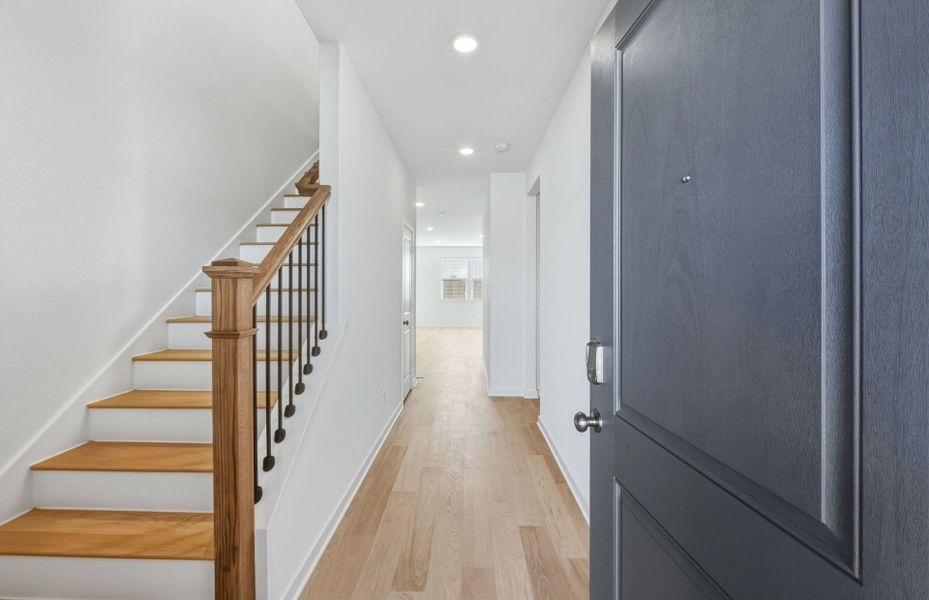 Spacious, unfurnished interior of a new home in Sunfield, Buda (Image 17).