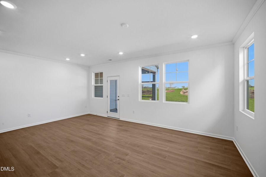 SUN_Everlee_Pic_CarsonII_QMI_230_Dining_ SUN_Everlee_Pic_CarsonII_QMI_230_Dining_