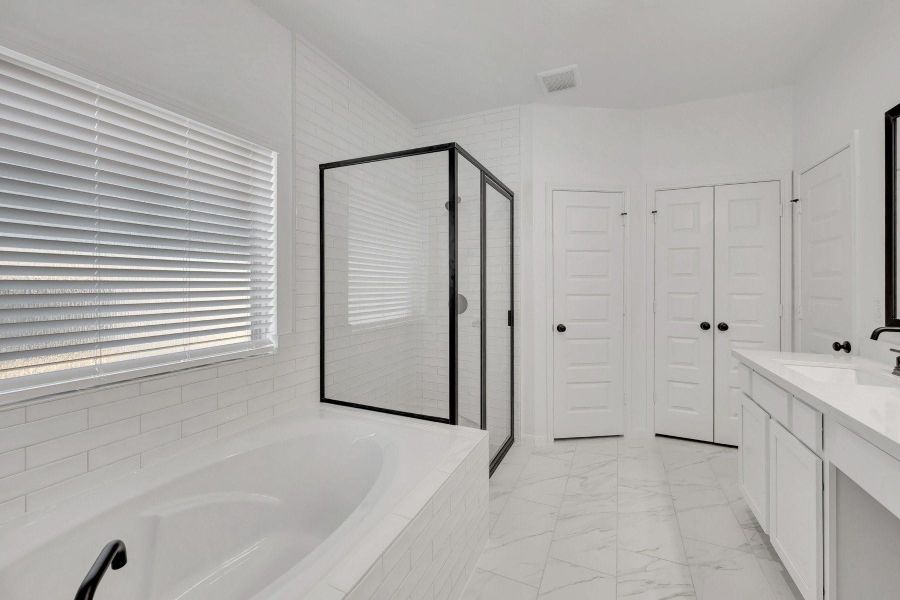 Luxurious owner's bath (*Photo not of actual home and used for illustration purposes only.)