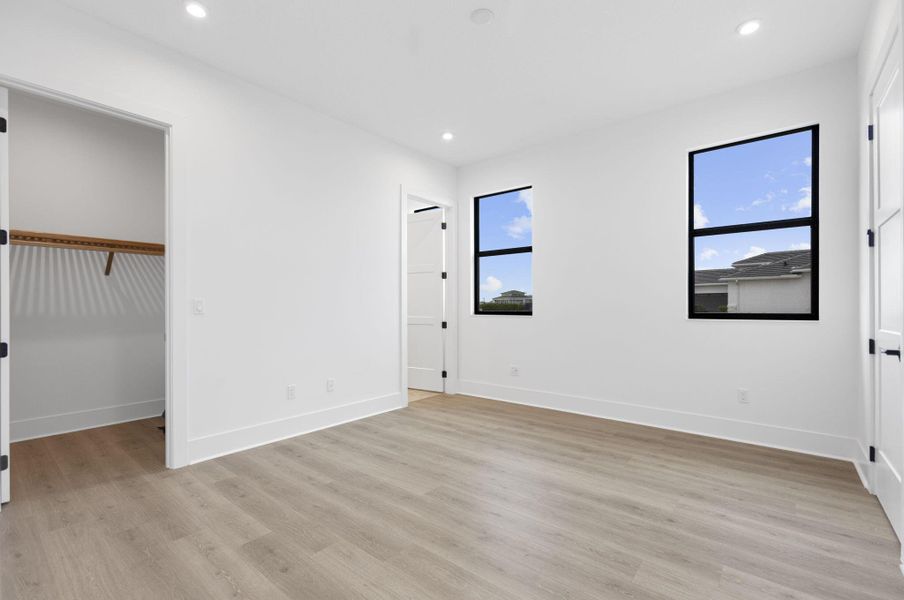 Spacious, unfurnished interior of a new home in Astor Creek Golf & Country Club, Port St. Lucie (Image 16).