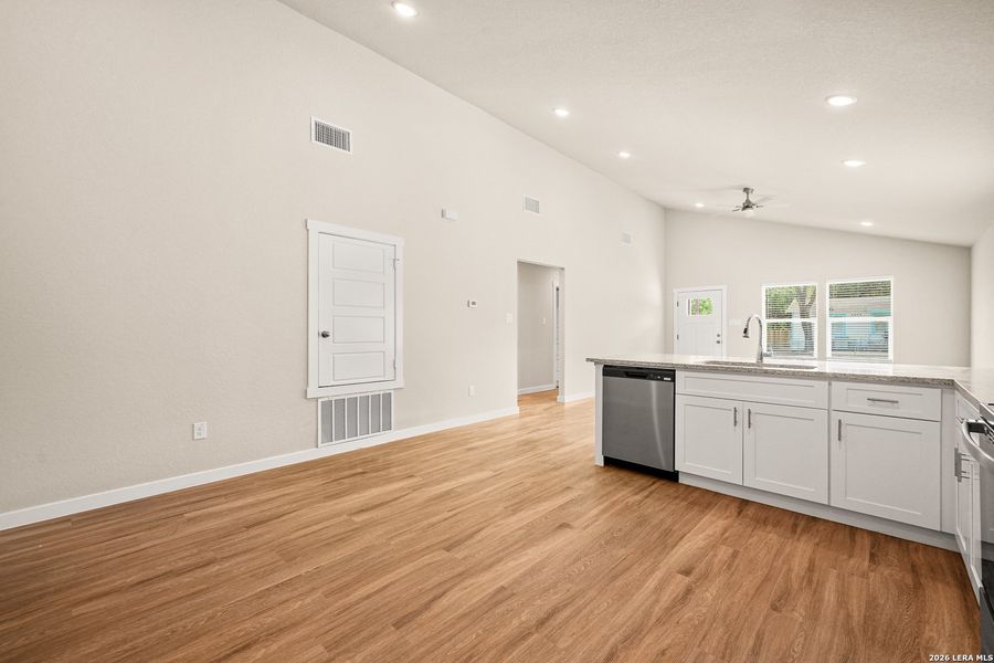 Spacious, unfurnished interior of a new home in , San Antonio (Image 13).