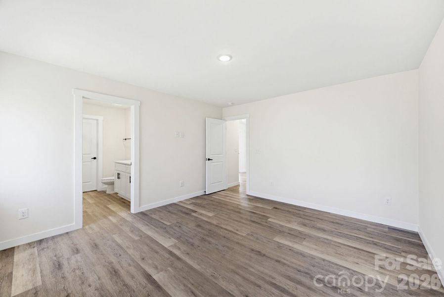 Spacious, unfurnished interior of a new home in , Hudson (Image 18).