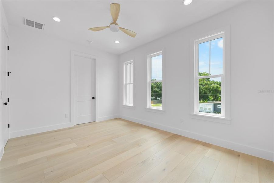 Spacious, unfurnished interior of a new home in , Tampa (Image 38).