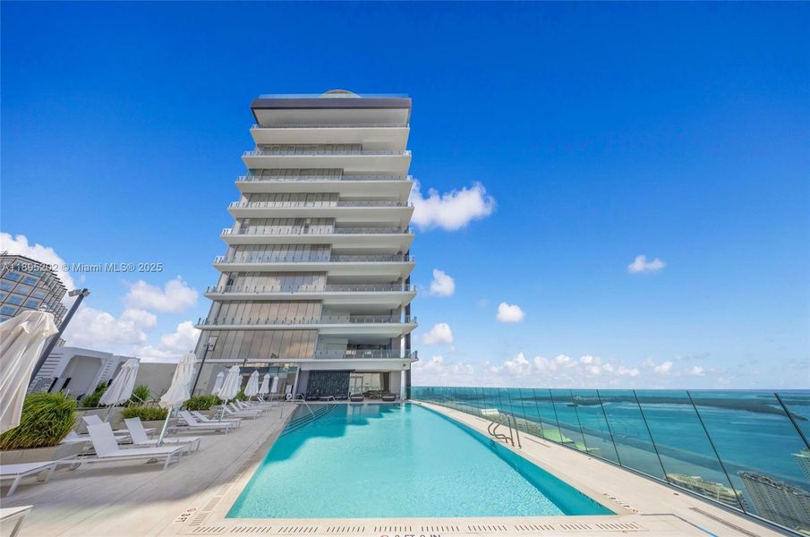 Condo located in Miami, FL showcasing its design and architecture (Image 20).