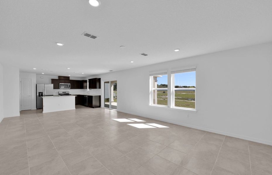 Spacious, unfurnished interior of a new home in Wells Landing, Jacksonville (Image 16).