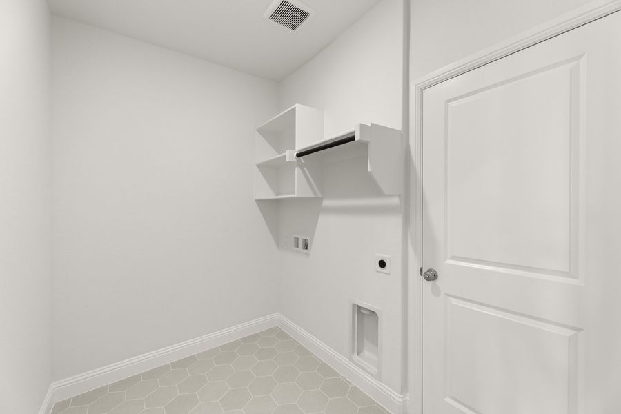 Spacious, unfurnished interior of a new home in Sutton Fields, Celina (Image 31).