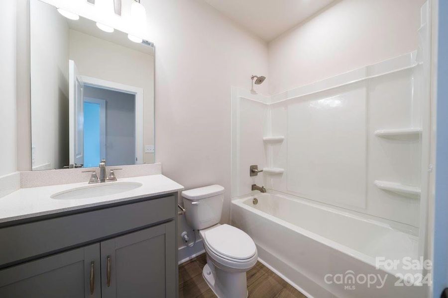 Secondary full bathroom